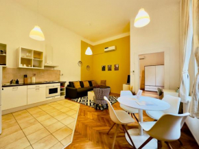 Large Peaceful 1BR Apt in Central Budapest - Yellow House